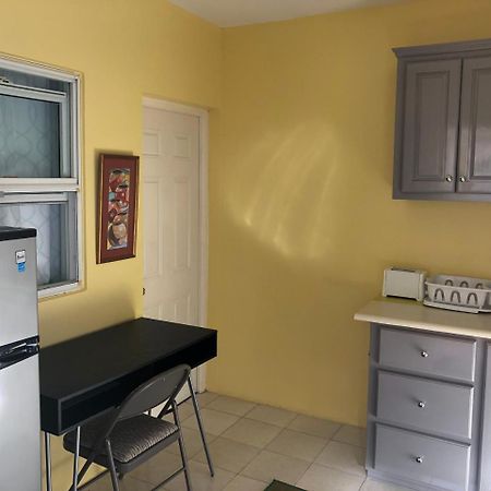 Brittany Manor Retreat Apartment Kingston Bagian luar foto