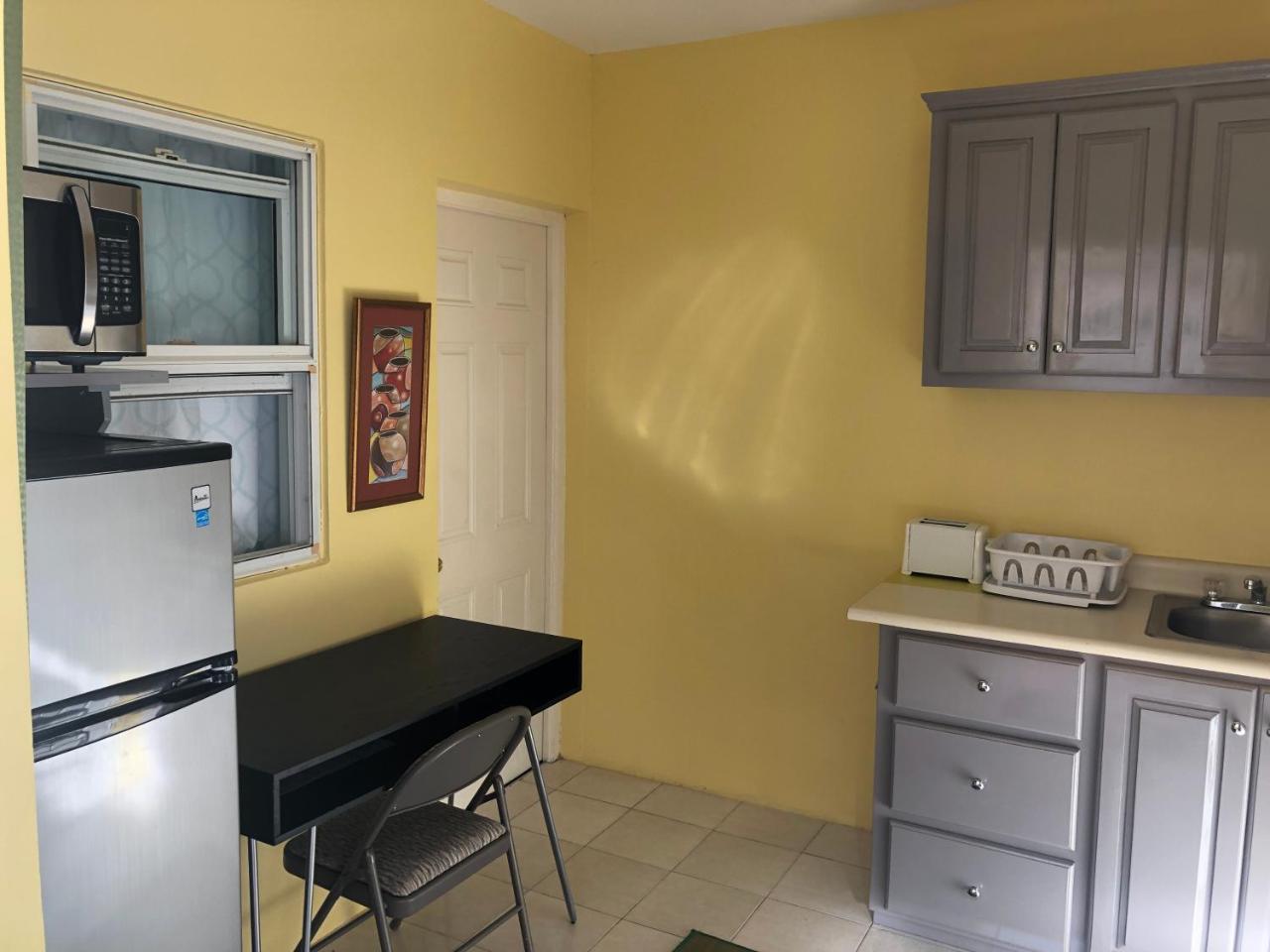 Brittany Manor Retreat Apartment Kingston Bagian luar foto